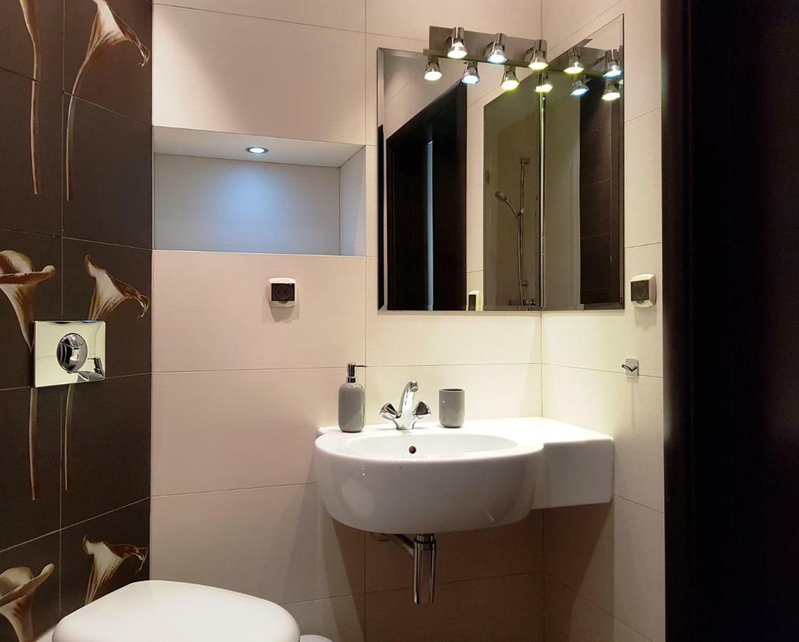キェルツェApartament "Cleopatra 5" Przy Rynku Z Parkingiem, Faktury Vatアパートメント エクステリア 写真